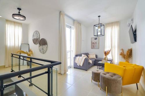 蓬塔卡纳SWEET DREAM VILLA的客厅配有黄色椅子和沙发