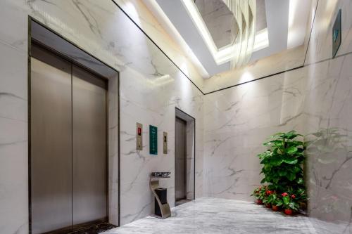 惠州惠州山水时尚酒店(沙田地铁站龙光城店)的植物建筑中的走廊