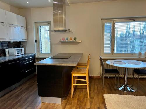 瓦萨Apartment Malmö的厨房配有柜台和桌椅