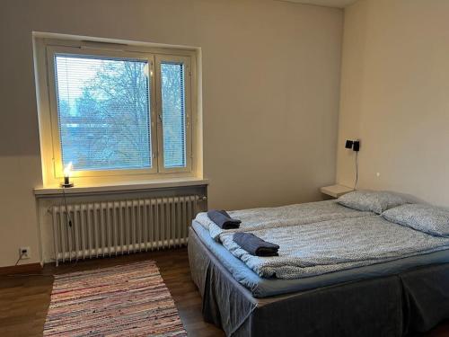 瓦萨Apartment Malmö的一间卧室设有一张大床和一个窗户。