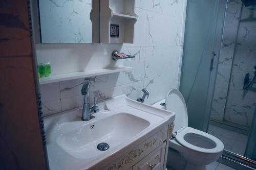 巴格达Italian House的一间带水槽和卫生间的浴室