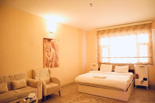 巴格达Italian House的卧室配有床、椅子和窗户。