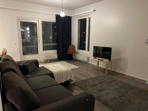 瓦萨Apartment Korsholma1的带沙发和平面电视的客厅