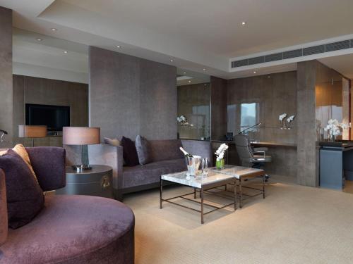 上海上海世博洲际酒店的客厅配有沙发和桌子