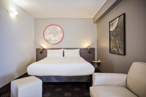蒙特勒伊巴黎玛丽德蒙特勒伊宜必思尚品酒店的酒店客房,配有一张床和两把椅子