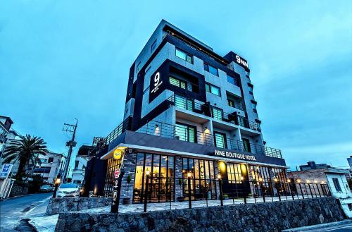 西归浦市Nine Boutique Hotel的城市街道上的建筑,有建筑