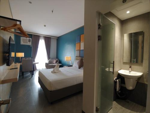 BuliranYes Hotel San Ildefonso Bulacan的酒店客房设有床和水槽