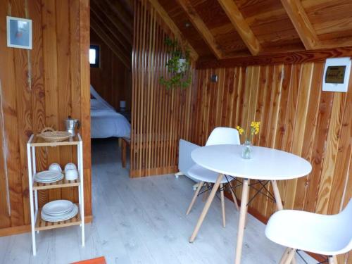 奥克泰港Tiny House Camino a Cascadas, Lago Llanquihue的配有桌椅和床的房间