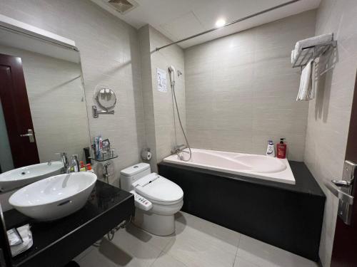 河内A25 Hotel - 88 Nguyễn Khuyến的带浴缸、卫生间和盥洗盆的浴室