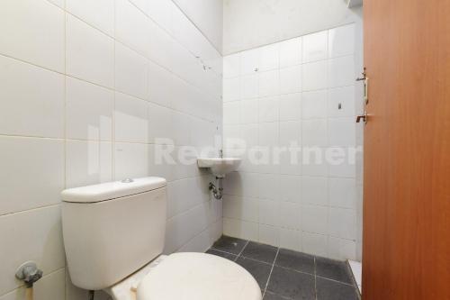 雅加达Orange Garden 47 Mitra RedDoorz的一间位于客房内的白色卫生间的浴室