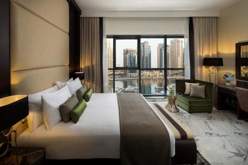 迪拜Millennium Place Dubai Marina的一间酒店客房,设有一张大床和一个大窗户