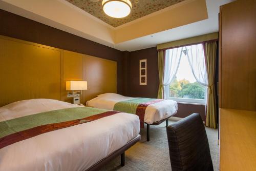 东京赤坂蒙特利酒店的酒店客房设有两张床和窗户。
