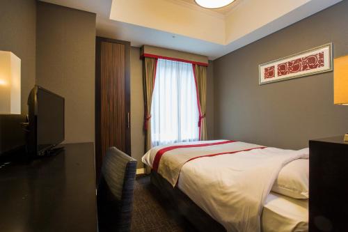 东京赤坂蒙特利酒店的酒店客房设有床和窗户。