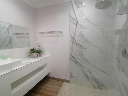开普敦Beulah Lodge的一间带大理石淋浴和盥洗盆的浴室