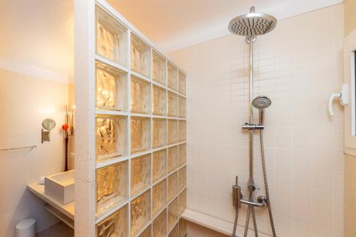卡拉纳雅达Es Claper的一间带淋浴的浴室和瓷砖墙
