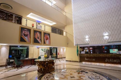 吉达Rosemond Al Hamra的酒店大堂,中间设有桌子