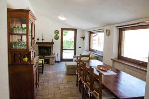 阿西西勒卡泽德尔奥勒莫别墅的一间带木桌和椅子的用餐室