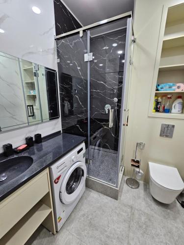 YakkasarayMagnificent apartment in NRG Oybek的带淋浴和洗衣机的浴室