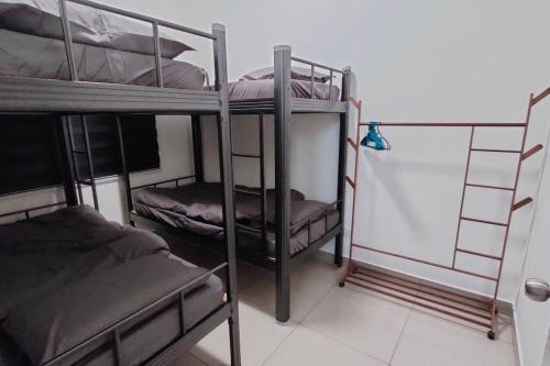 马六甲Biubiu Home的一间房间,设有三张双层床