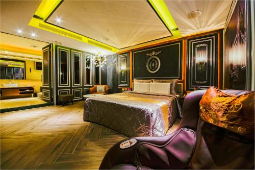 台南温莎堡汽车旅馆 - 仁德馆的一间卧室配有一张床和一张沙发