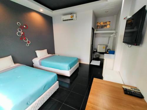 奥南海滩尼莫2号度假村的酒店客房设有两张床和电视。