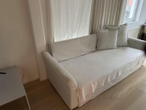 索伦蒂纳Apartment in Sollentuna Centrum 1205的窗户客房内的白色沙发