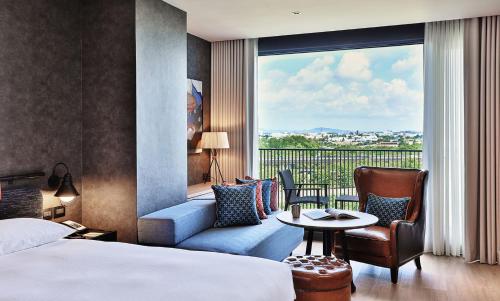 台南捷丝旅台南虎山馆的酒店客房设有床、桌子和窗户。