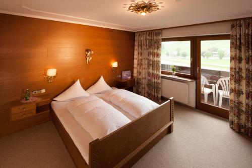 施科佩尔瑙伊丽莎白酒店的一间卧室设有一张大床和窗户