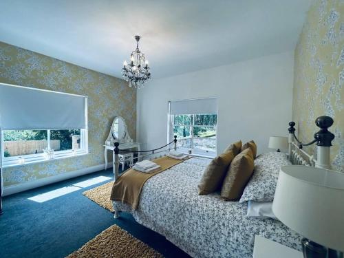 盖茨黑德Stunning 3-Bed Cottage in Gateshead的一间卧室配有一张床和一个吊灯