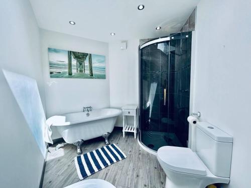盖茨黑德Stunning 3-Bed Cottage in Gateshead的白色的浴室设有水槽和卫生间。
