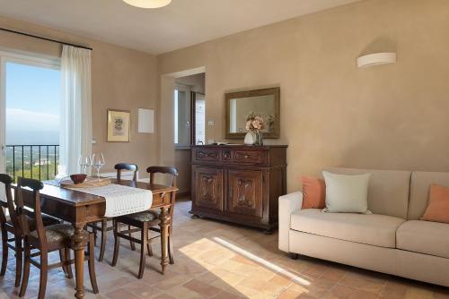 蒙福特达尔巴I Ciabot di Monforte的客厅配有桌子和沙发