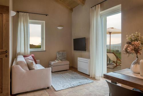 蒙福特达尔巴I Ciabot di Monforte的带沙发和电视的客厅