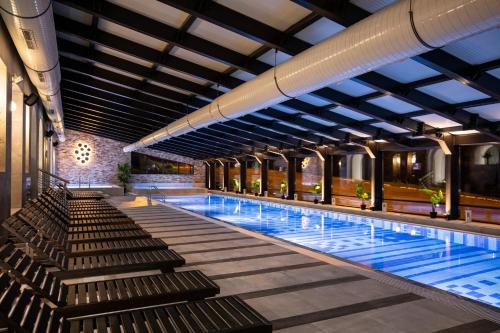 科帕奥尼克普提考帕尼克酒店的一座带长椅的游泳池