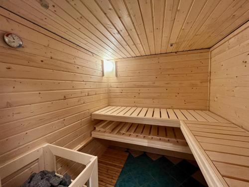 梅尔克Altstadt Apartments Melk mit Sauna的中间设有木制桑拿和长凳