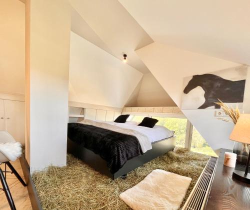 博帕德Reet am Rhein-Heuboden, Eröffnungsangebot的卧室配有一张墙上的马床。