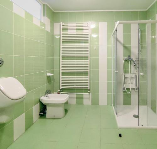 韦莱涅Harmony House Velenje的绿色和白色的浴室设有水槽和淋浴