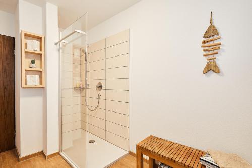 雷特温克尔Alpen-Chalet Benzeck的带淋浴和长凳的浴室