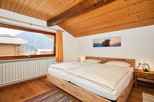 雷特温克尔Alpen-Chalet Benzeck的一间卧室设有一张床和一个大窗户