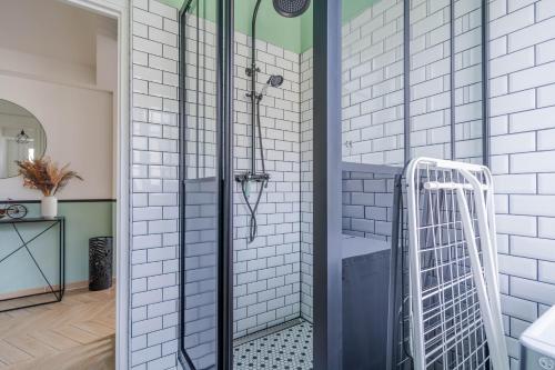 凯恩Superbe appart chic, hyper centre, vue château, Parking inclus的浴室铺有白色瓷砖,设有淋浴。