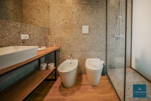 切法卢Al Pescatore Suites的浴室配有卫生间、盥洗盆和淋浴。