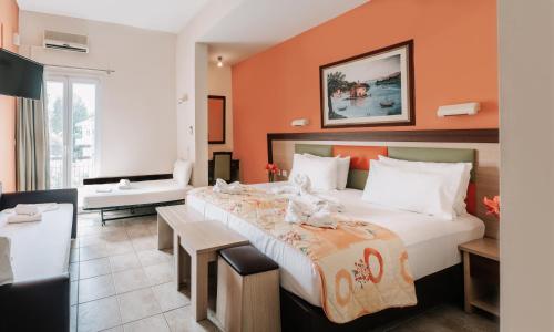 古维亚马尔泰佐斯酒店的酒店客房设有一张大床和一张桌子。