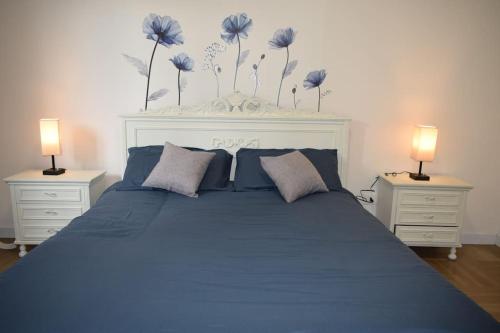 泰塞拉MarcoPoloAirport-2 camere da letto-Wifi-Netflix-15' da Venezia的一间卧室配有蓝色的床和2个床头柜