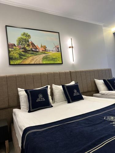ArnavutköyLoft Park Hotel's的卧室配有两张床,墙上有一个十字架