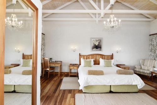 阿多祖伯格山村酒店的一间卧室配有两张床和镜子
