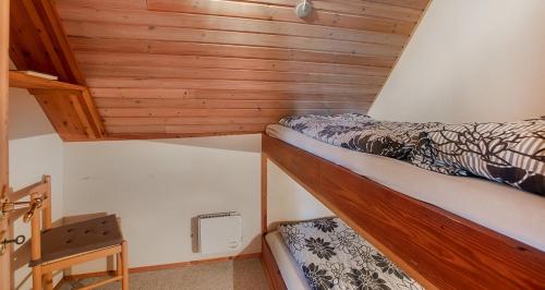 BredebroSommerhus ved Vestkysten的小屋内的小房间设有两张双层床