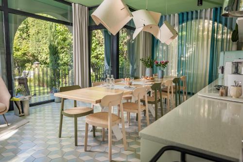 布达佩斯Bagatelle Gardenhouse的一间带桌椅的用餐室