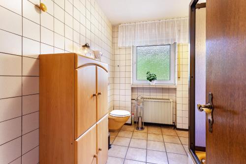 基希洪德姆Haus Anna的一间带卫生间和窗户的浴室