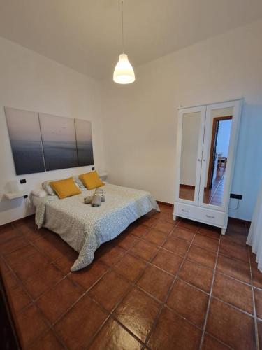 Caleta de CaballoCasa Calandrilla的一间卧室配有一张带黄色枕头和镜子的床