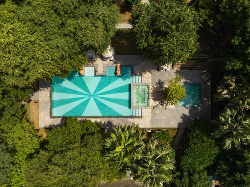 瓜廖尔Taj Usha Kiran Palace, Gwalior的享有带蓝伞的游泳池的顶部景致