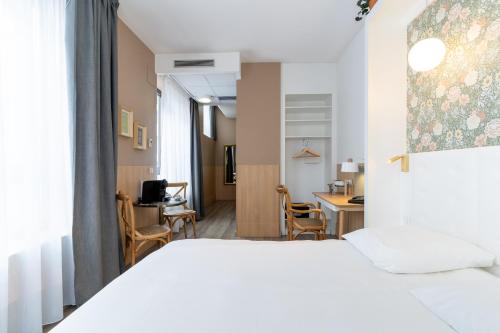 里尔CALM Appart' & Hostel的一间带白色床和书桌的卧室以及一间客房